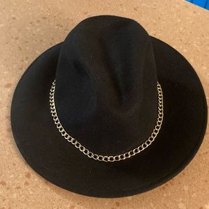 Fedora-Gelso Bianca pinched black Fedora 100% wool with gold chain.  Classic
